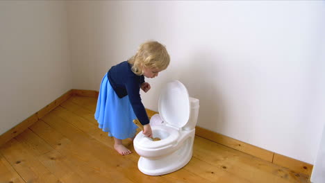 un niño frotando un inodoro con un cepillo