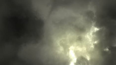 tormenta de rayos en las nubes