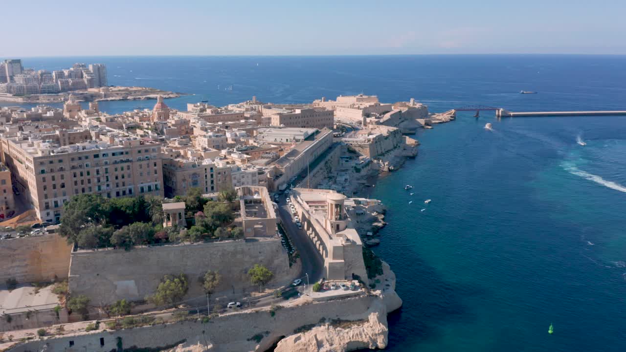 Drone in volo sopra la città di La Valletta a Malta mentre effettua una panoramica e si inclina verso l'alto
