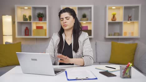 trabajadora de oficina en casa que se toma un descanso de su trabajo.