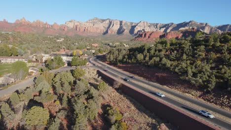 在亞利桑那州的高速公路附近塞多納, 紅色岩石在地平線上, 美國公路旅行