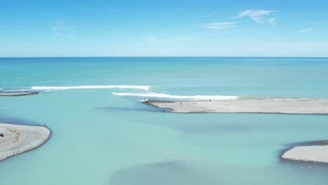 Lufttraverse-Parallel-Zum-Ausgang-Des-Wunderschönen-Türkisfarbenen-Rakaia-Flusses-In-Den-Ozean