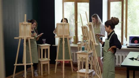 Hermosas-Alumnas-Pintando-En-Una-Lección-De-Arte-En-Un-Estudio-De-Arte.