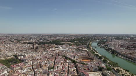 Drone-Volando-Sobre-El-Famoso-Río-Guadalquivir-En-El-Centro-De-La-Ciudad-De-Sevilla