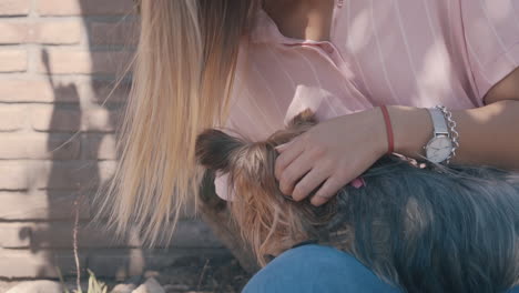 Mujer-Joven-Acariciando-A-Su-Perrito-En-El-Jardín