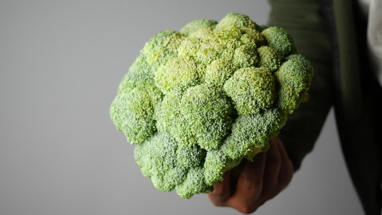 손에 든 브로콜리