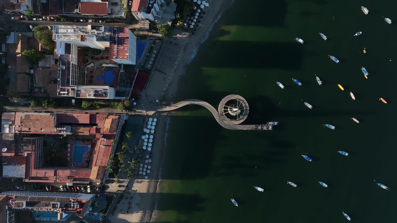 playa de los muertos 해변과 도시 최대의 공공 해변인 유명한 푸에르토 발라타 말레콘과 가까운 부두