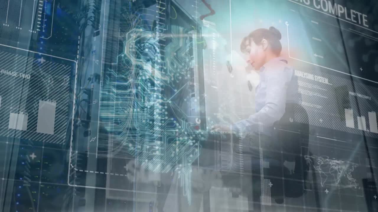 mujer caucásica trabajando en una sala de servidores con datos de desplazamiento y procesador brillante