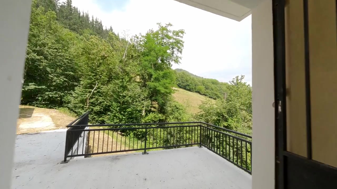 Un tour attraverso lo storico edificio della miniera di carbone Pozo de San Fernando ad Aller, Asturie, che mostra macchinari industriali e viste sulle montagne. Adatto per documentari storici e industriali