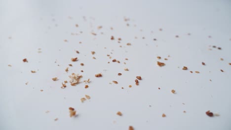 cerca de las migas de pan en una superficie blanca