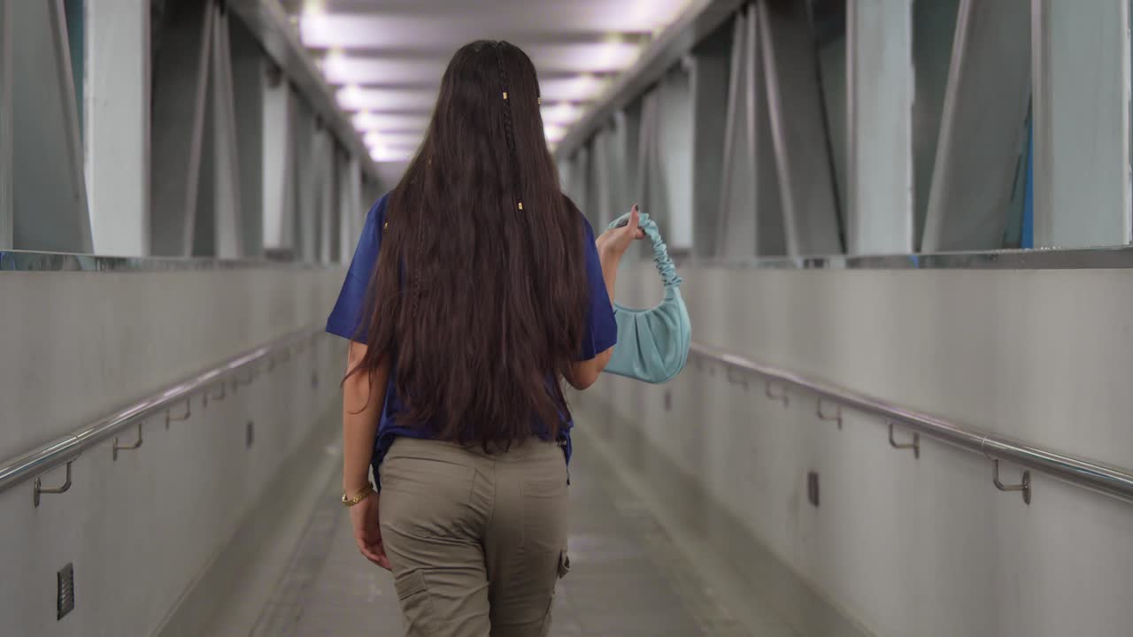 트리니다드 주 포트 오브 스페인의 매력적인 보행자 통로에서 트렌디한 스트리트 스타일의 옷을 입은 젊은 라틴계 여성이