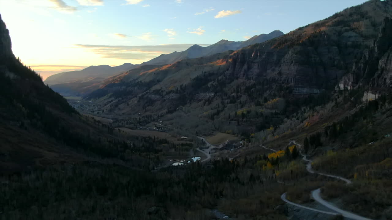 Telluride, Colorado, drone aereo, fuoristrada 4x4, città storica, paesaggio panoramico, autunno, alberi di pioppo tremulo giallo dorato, tramonto, Montagne Rocciose, Silverton, Ouray, Million Dollar Highway che si rivela lentamente