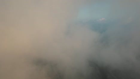 una vista aérea muy por encima de las nubes durante un hermoso amanecer-3