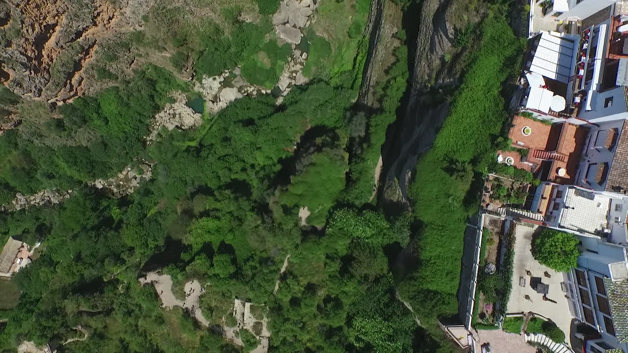 Dronebillede af El Tajo-kløften ved siden af hjem på klippesiden i Ronda