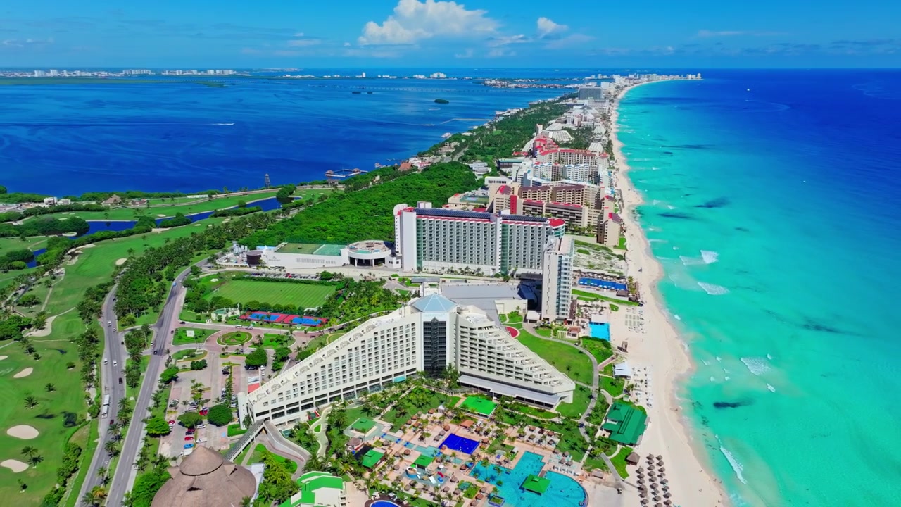 Vista aerea lungo la striscia della Zona Hotelera di Cancun, Quintana Roo, Messico, resort e spiagge situati tra il Mar dei Caraibi e la laguna.