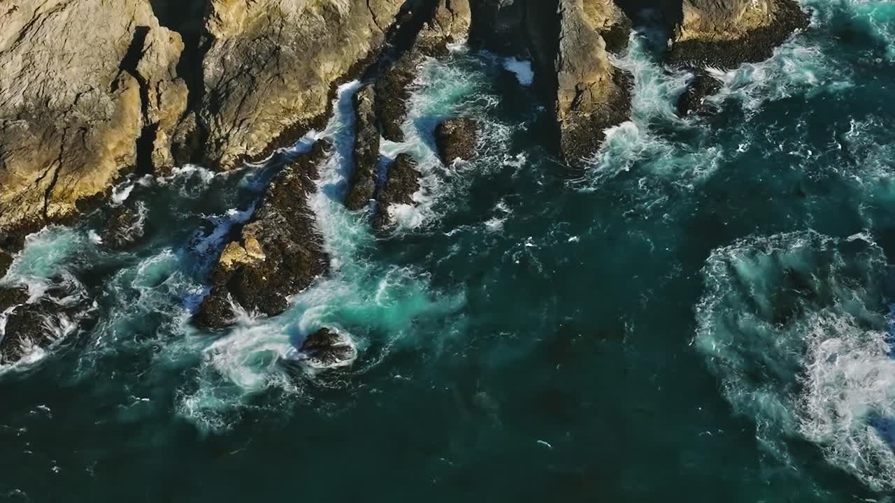 Esplorando le onde dell'oceano che si infrangono sulla costa rocciosa in California, USA