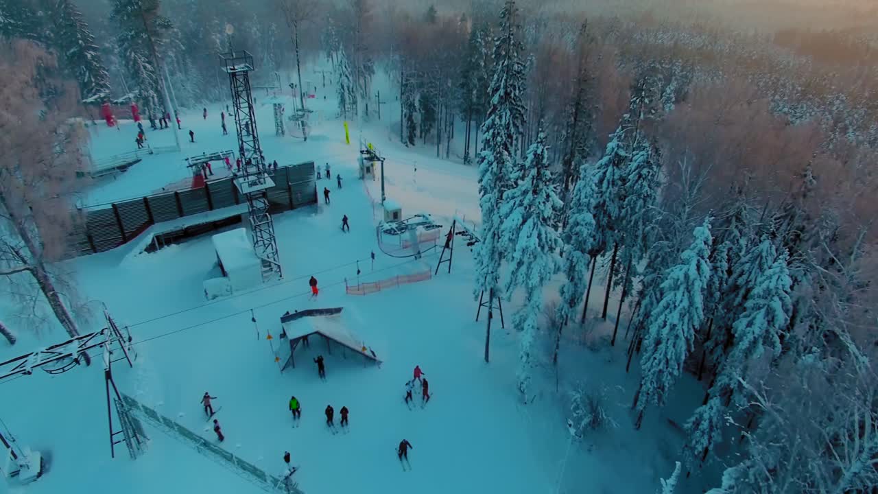 vista aérea cinematográfica de un parque de terreno de snowboard al atardecer