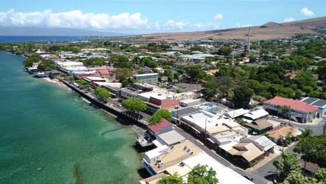 Die-Historische-Luftdrohnenansicht-Der-Vorderstraße-In-Lahaina-Maui-4k