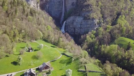 Toma-De-Una-De-Las-Cascadas-Más-Altas-De-Europa