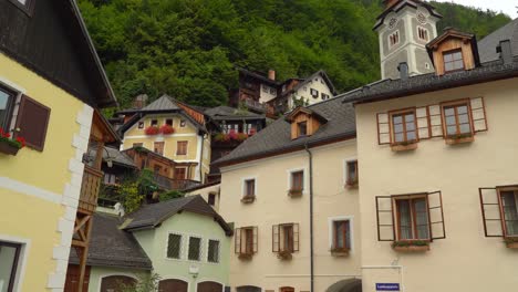 hacer zoom en las casas construidas en la ladera de la montaña en hallstatt