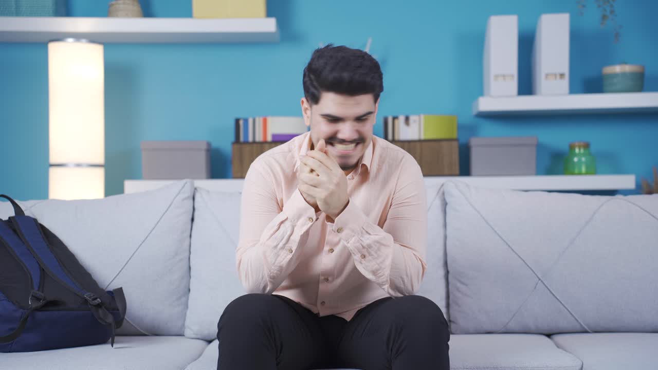 un joven emocionado que venía de la escuela.