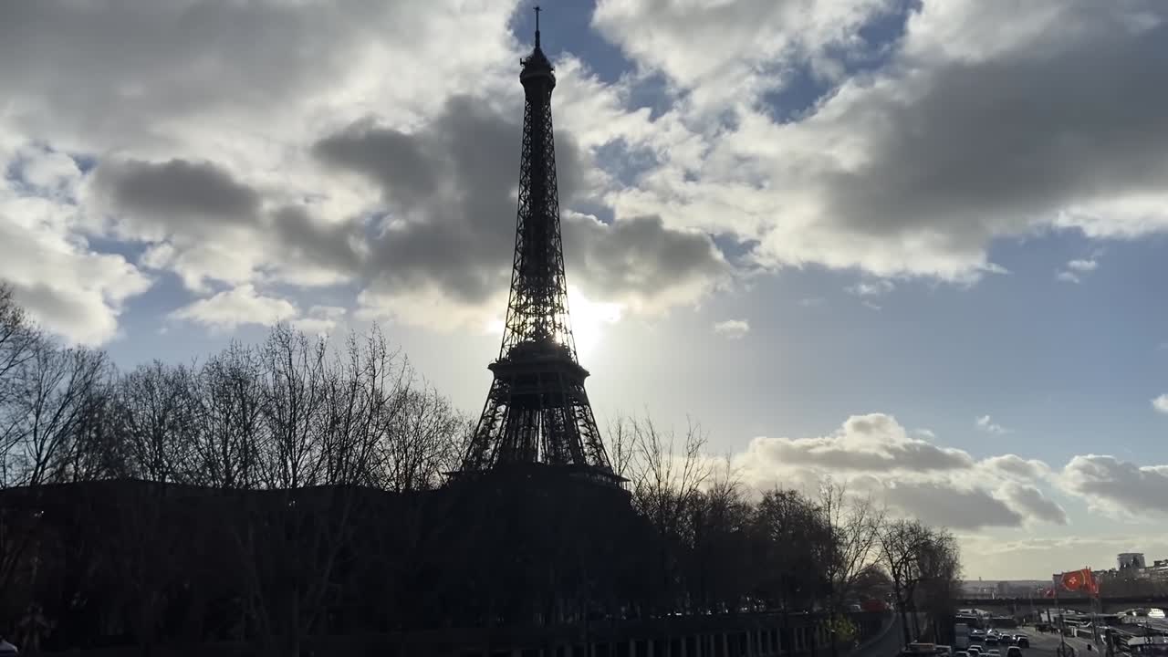 파리 의 에펠 탑 은 구름 이 가득 한 하늘 아래 있다