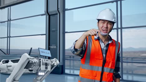 ingeniero discutiendo con un robot en una instalación moderna