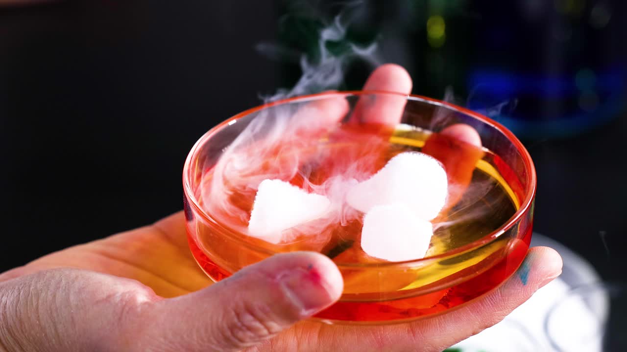 실험실 환경에서 반응을 관찰하는 것