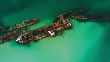 alta filmación de drones, naufragios de la isla moreton, hermosas aguas claras, queensland, australia