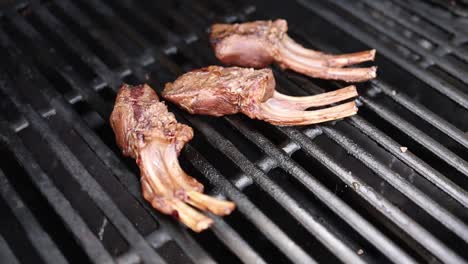 costillas de cordero a la parrilla en la barbacoa