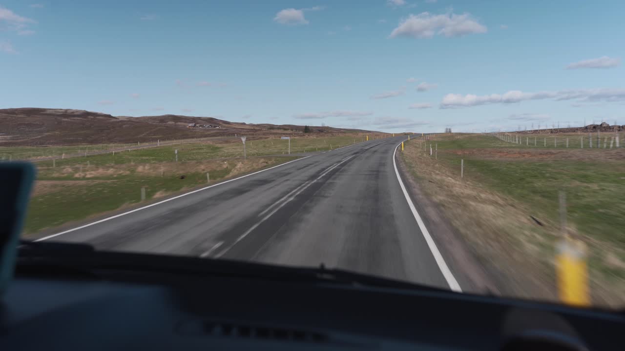 Guida su una strada in Islanda con uno splendido paesaggio e molte cose da ammirare-1
