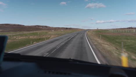 在冰島的公路上開車, 有美麗的風景和很多東西可以看-1