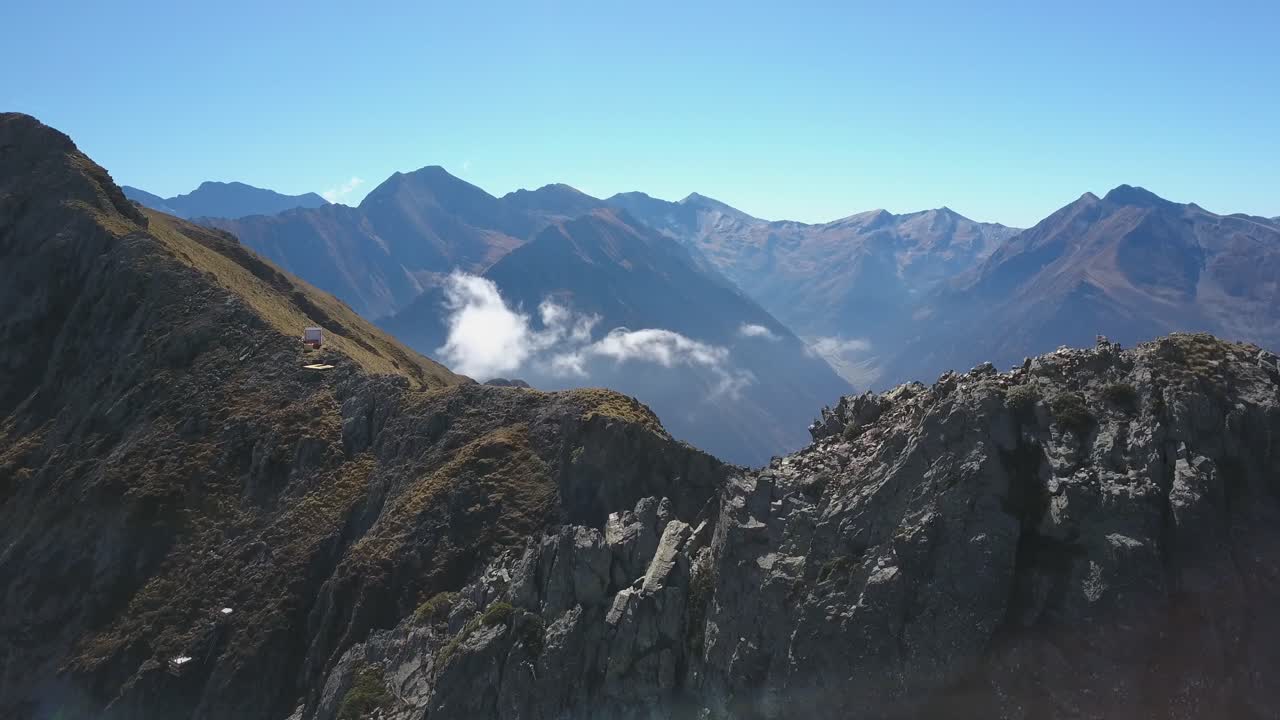 avance aéreo sobre las montañas rocosas de los pirineos en temporada de verano, francia