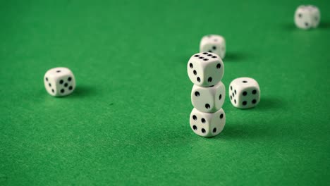 lanzar dados de una mesa de juego verde