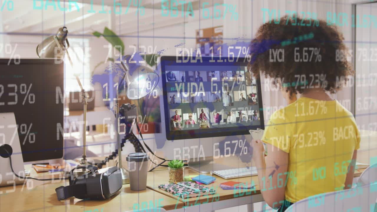 animación de datos financieros sobre una mujer de negocios biracial que trabaja en la computadora en la oficina