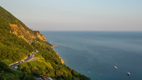 Carretera-De-Montaña-Serpenteante-Con-Vistas-A-Un-Yate-Navegando-Por-El-Mar-Adriático-En-Budva,-Montenegro