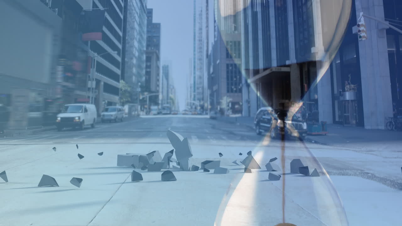 유로 화폐 표지판을 부러뜨리는 애니메이션, 모래시계 위의 도시 풍경