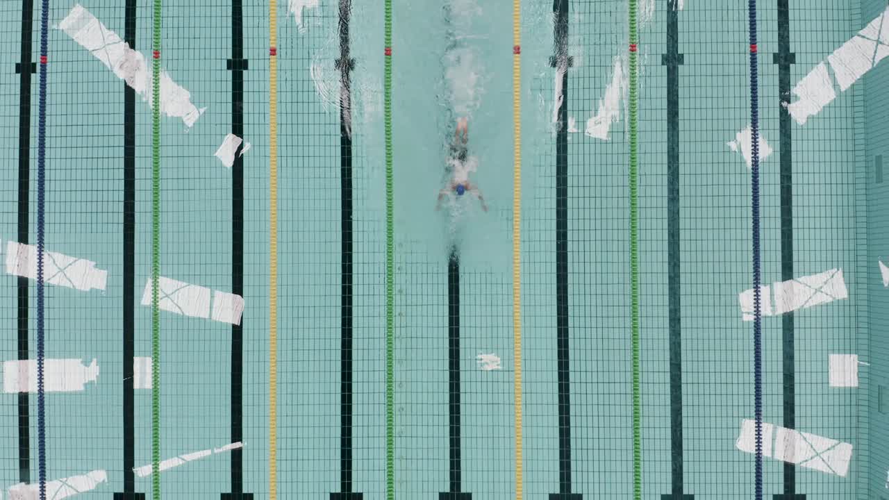 올림픽 수영장에서 수영하는 스포츠맨의 평면도