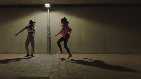 Mujer-Bailando-Joven-Bailarina-De-Hip-Hop-Chicas-Bajo-La-Luz-De-La-Calle-Practicando-Movimientos-De-Danza-Libre-Contemporánea-Practicando-En-La-Ciudad-Por-La-Noche