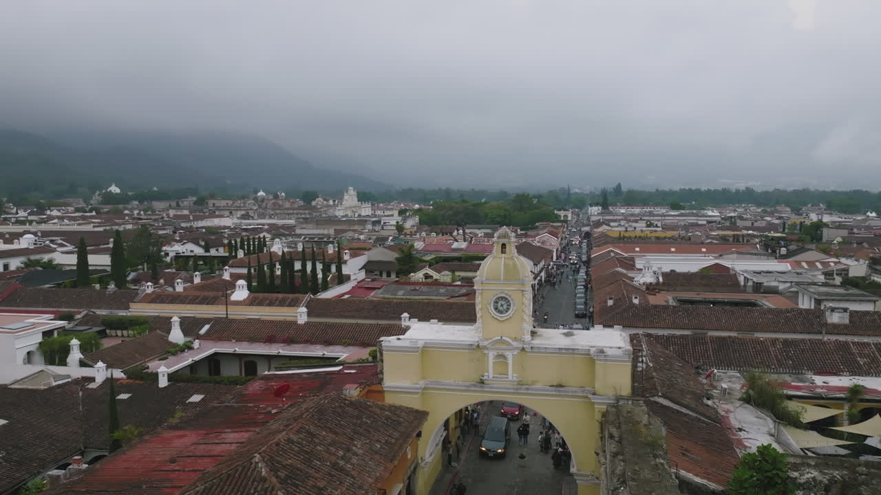 Luftoptagelse kredsende omkring den berømte bue i centrum af Antigua, Guatemala