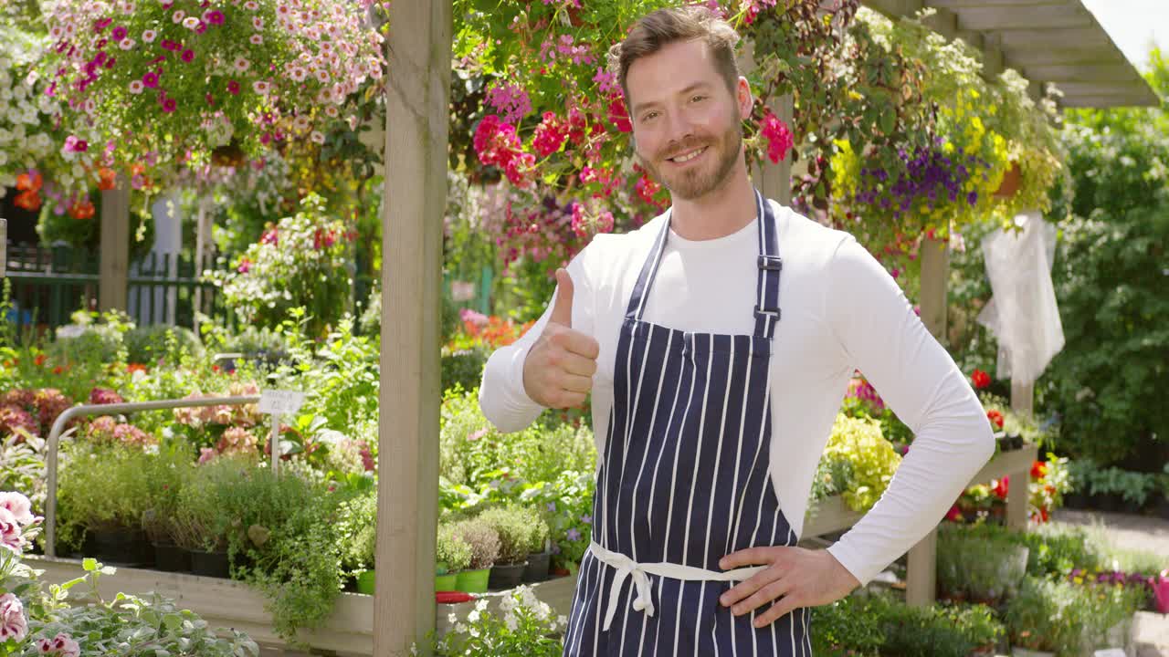 웃 고 잘생긴 정원사 남자 서 포즈