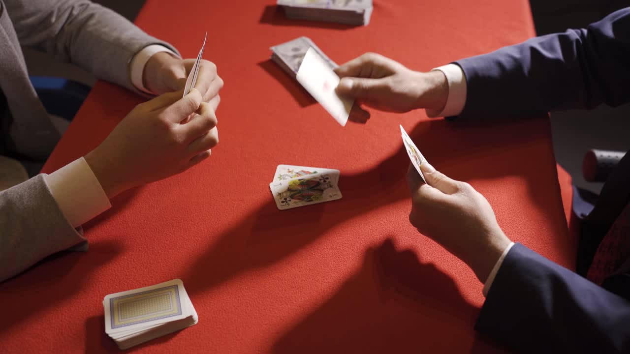 카지노에서 도박하는 두 남자.