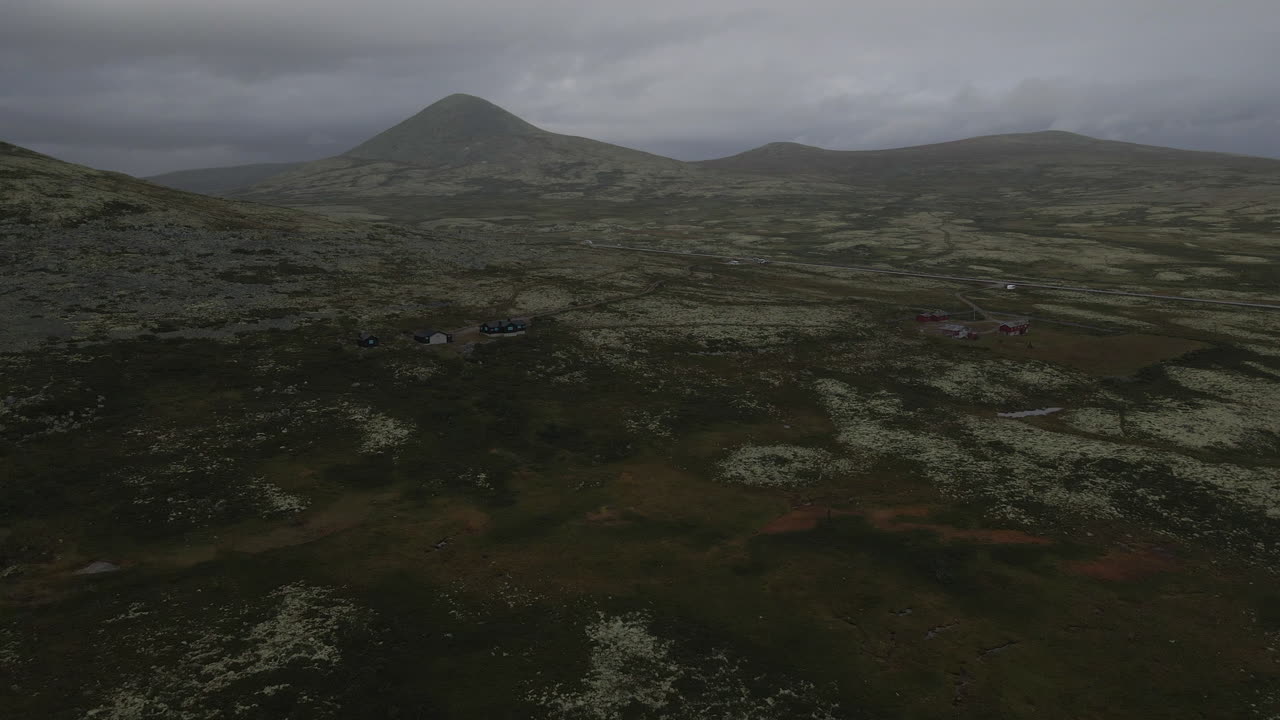 아름다운 산의 경치를 포착하기 위해 앞으로 나아가는 드론의 공중 촬영