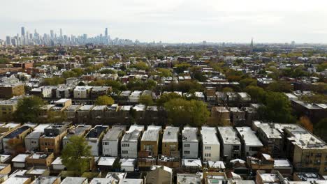 Barrio-De-Chicago-Con-El-Horizonte-De-La-Ciudad-En-Segundo-Plano