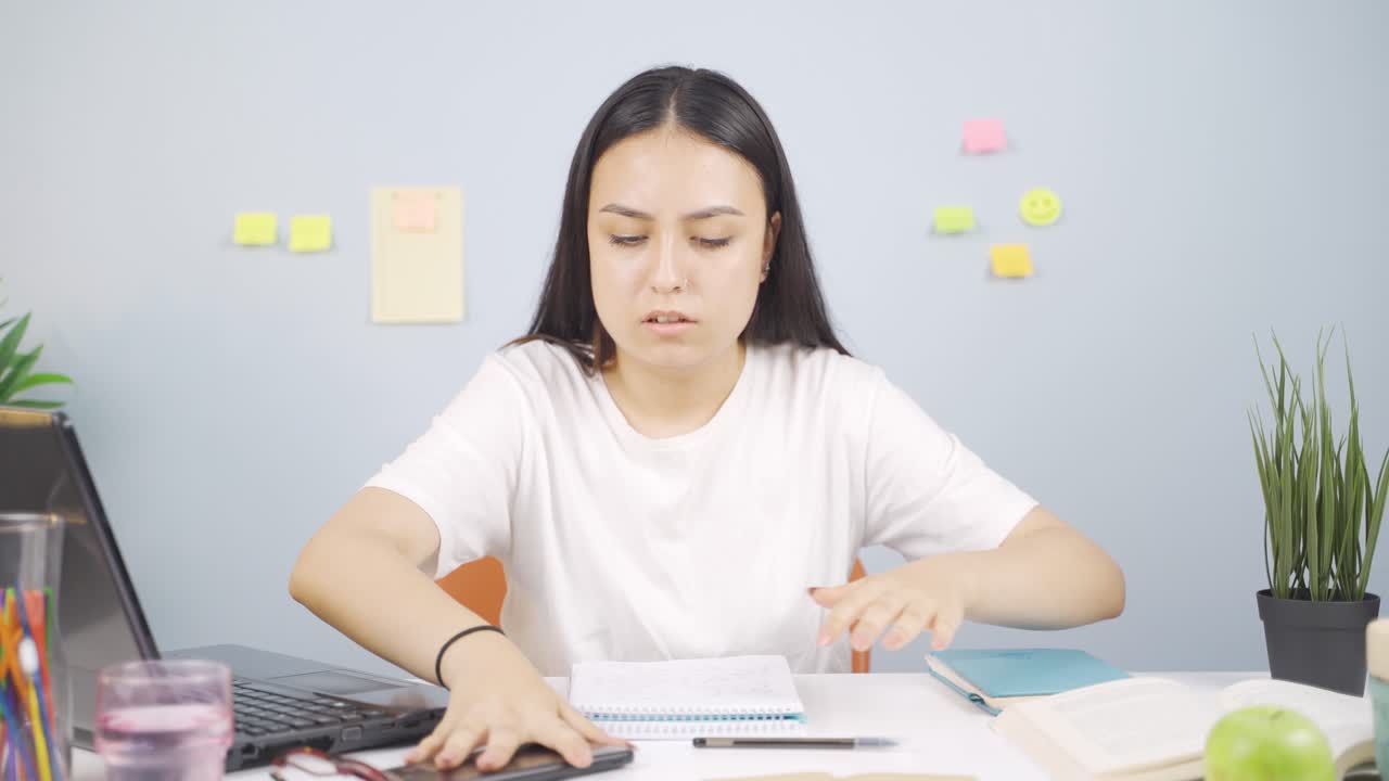 対称性疾患の女子学生