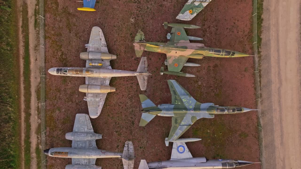 Sito di aviazione francese ricco di aerei da caccia d'epoca