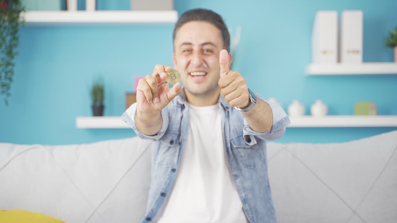 hombre sosteniendo bitcoin y mostrándolo.