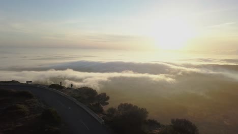 Impresionantes-Imágenes-De-Drones-De-4k-De-Dos-Personas-Paradas-En-Un-Acantilado-Mientras-El-Amanecer-En-Una-Mañana-Tranquila-Y-Tranquila-Y-Disfrutando-De-La-Hermosa-Vista---Imágenes-De-Drones-De-Mallorca