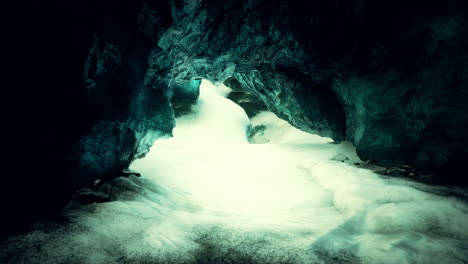 entrada de una cueva de hielo dentro de un glaciar en el sur de islandia