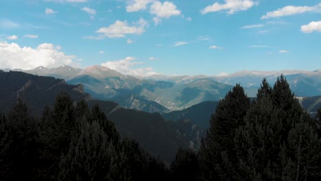 Luftaufnahme,-Die-Langsam-Ein-Hohes-Gebirge-Am-Horizont-Sichtbar-Macht